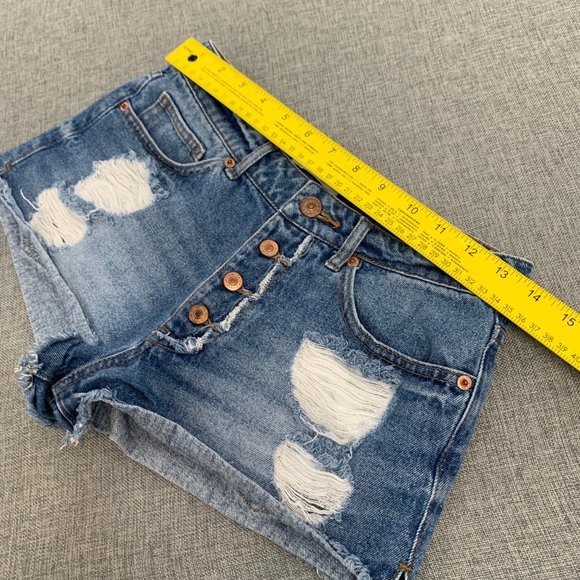 Forever 21 Denim Booty Shorts 4 Buttons Mid Rise Distressed Size 26 Cotton Jeans - Picture 6 of 10